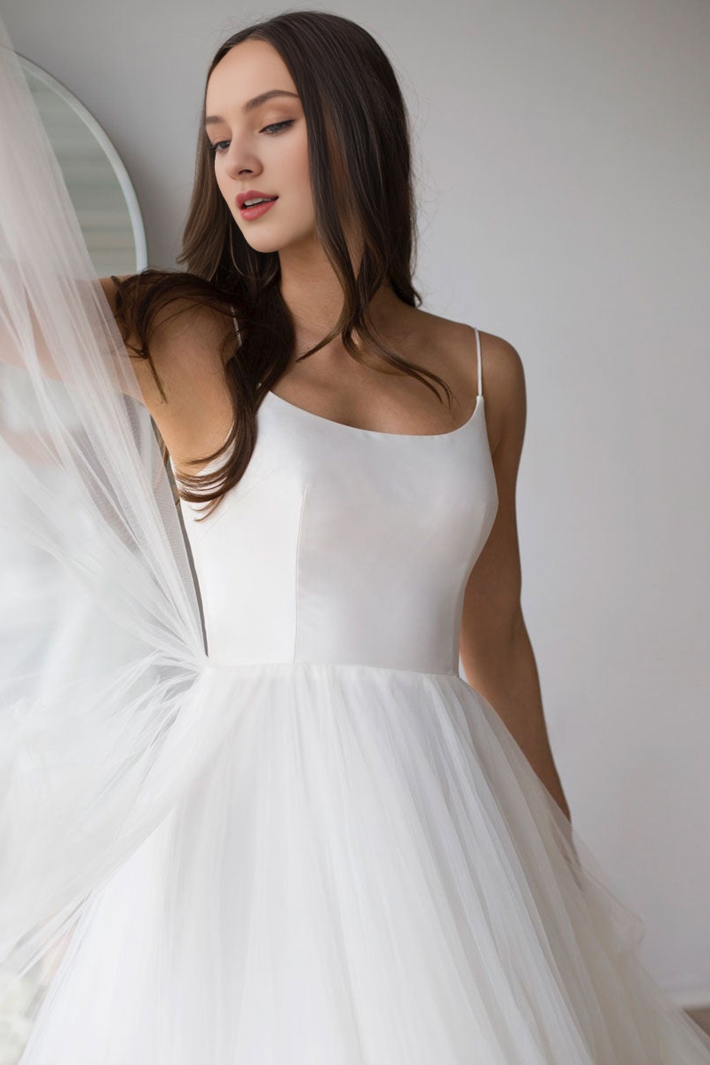 Robe de mariée longue en tulle à bretelles fines Weitese